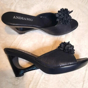 ANDIAMO Black faux leather open-toe wedge heel flower sandals mules, size 9M